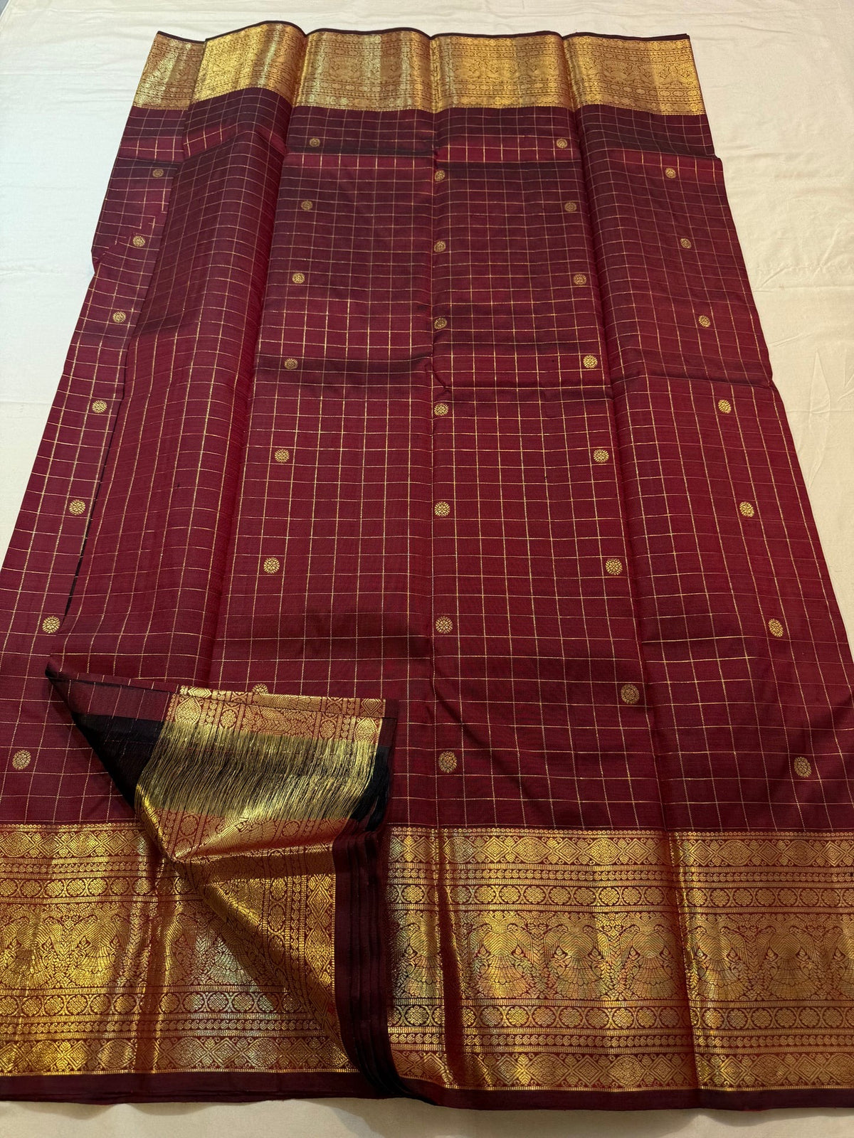 Kamalam zari buttas on Saanthu Pottu Kanchipuram silk
