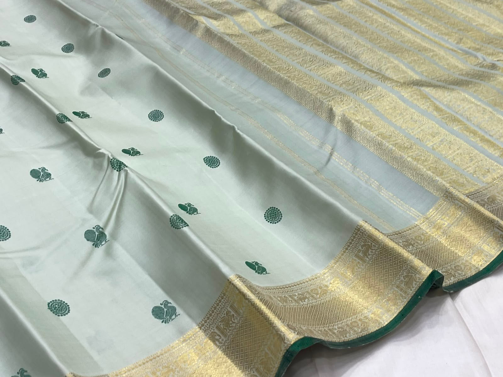 Scalloped edge with green pico trim