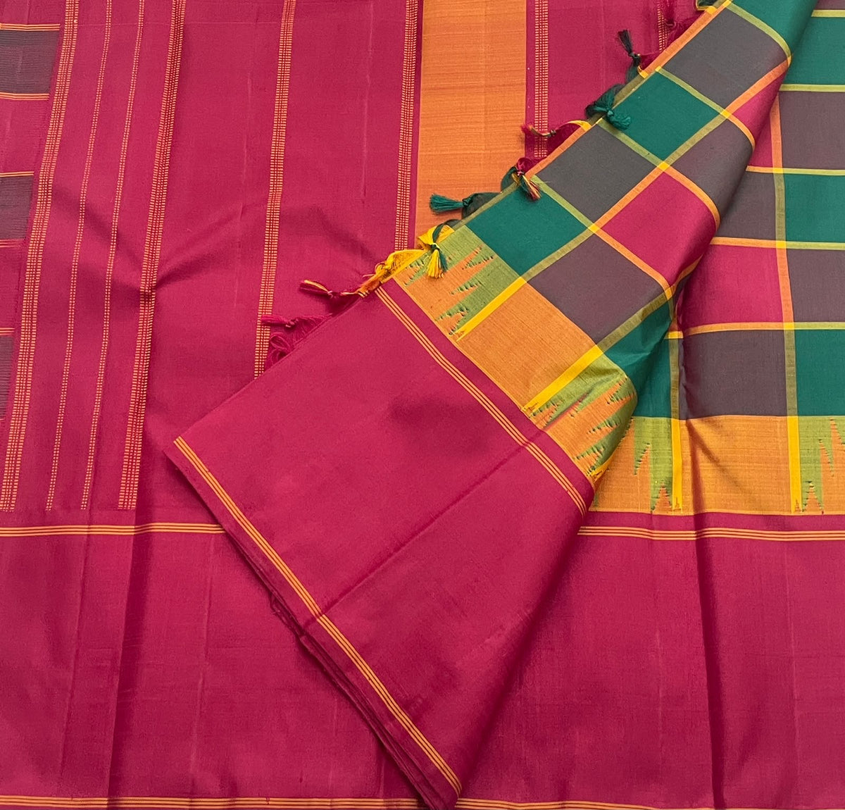 Maragatham green Paalum Pazhamum Kanchipuram silk saree, close-up of kesari orange and vadamalli magenta checks with gold zari lines