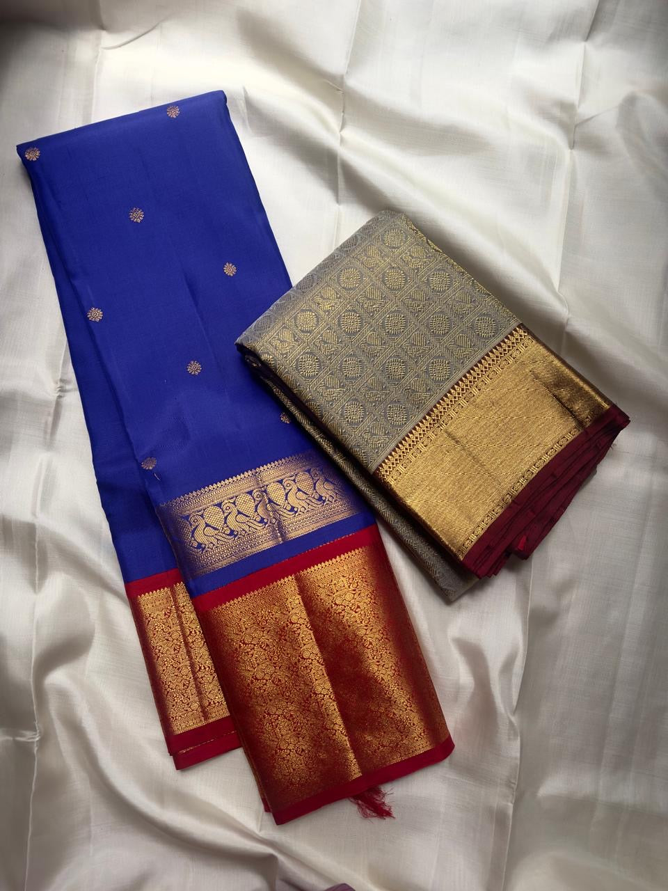 Silver Grey Kanchipuram silk with all-over geometric gold zari lattice.