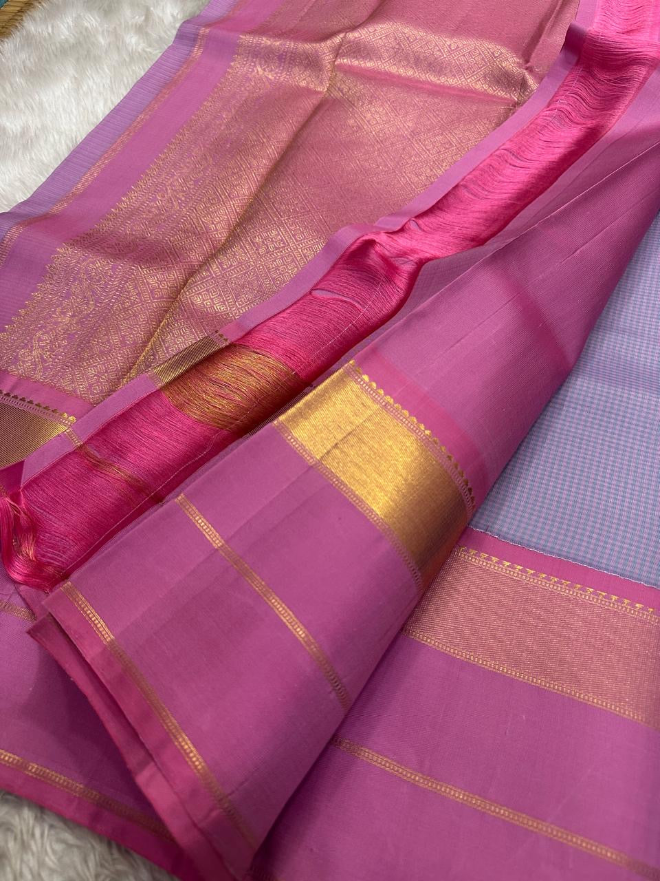 Kanchipattu silk saree in smoky lilac with raspberry pink border Korvai Kaal Irangiya Border weave traditional zari detail
