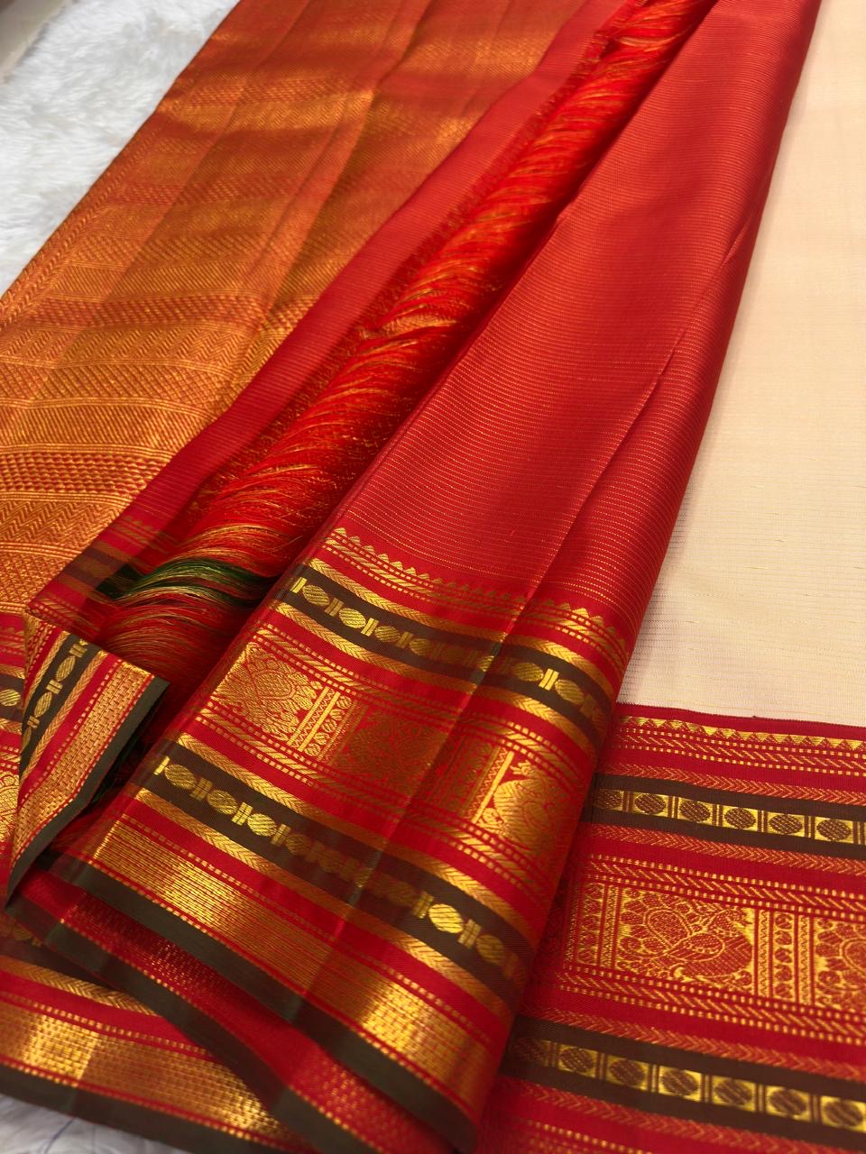 Soft Champagne Ivory Kanchi Pattu Saree — pallu detail with geometric gold zari bands