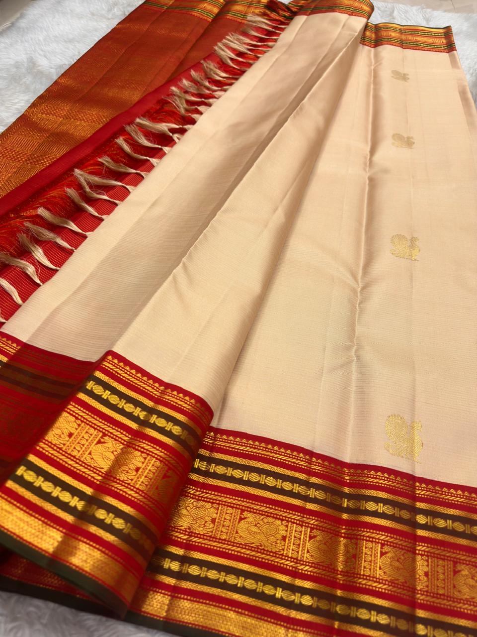Soft Champagne Ivory Kanchi Pattu Saree — folded full saree view