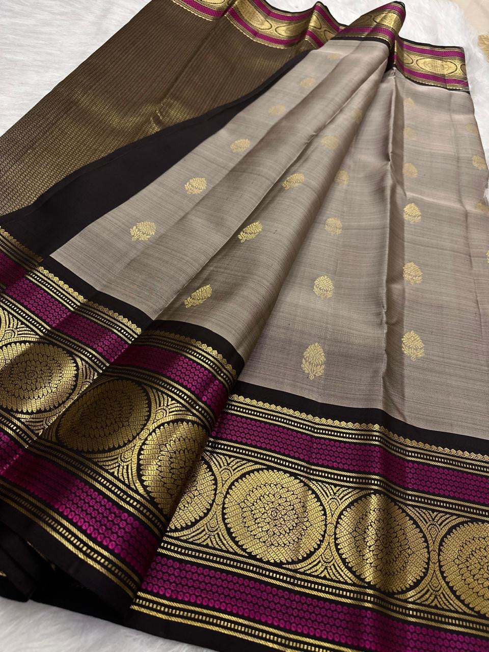 Soft Taupe Grey Kanjipuram Saree — pallu detail with magenta silk-thread accents