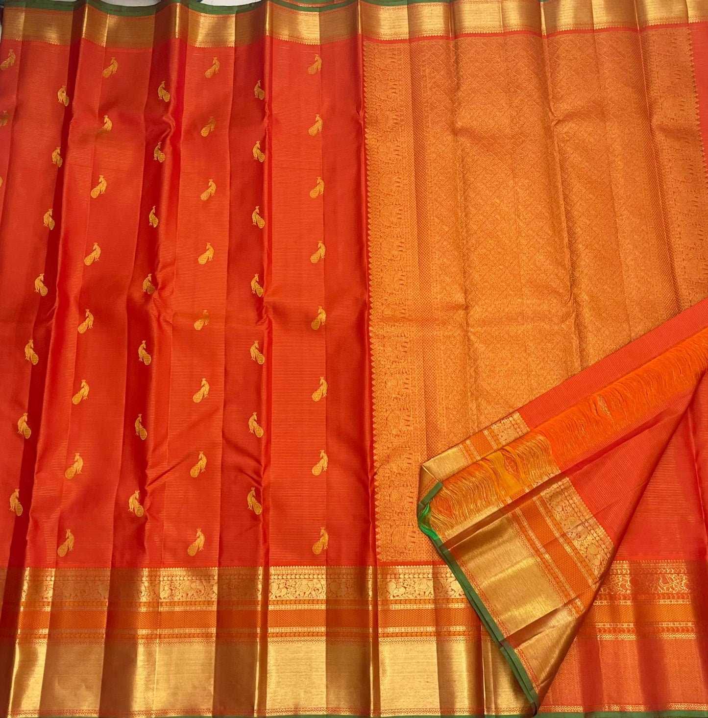 gold zari woven border with green selvedge on kanchipuram silk saree