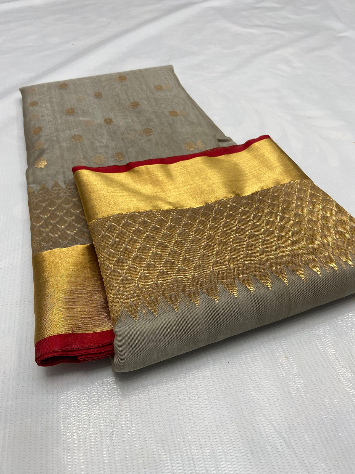 Intricately woven metallic Chanderi pallu