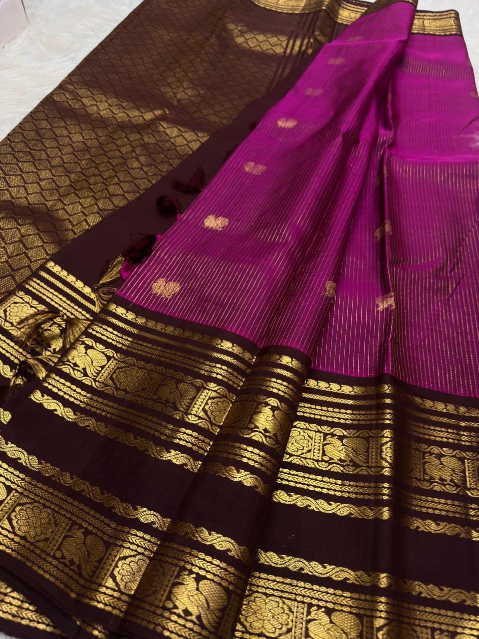 Paaku areca brown Varisaipet border with gold floral medallions, leafy scrolls and chevrons on a Vadamalli pink saree
