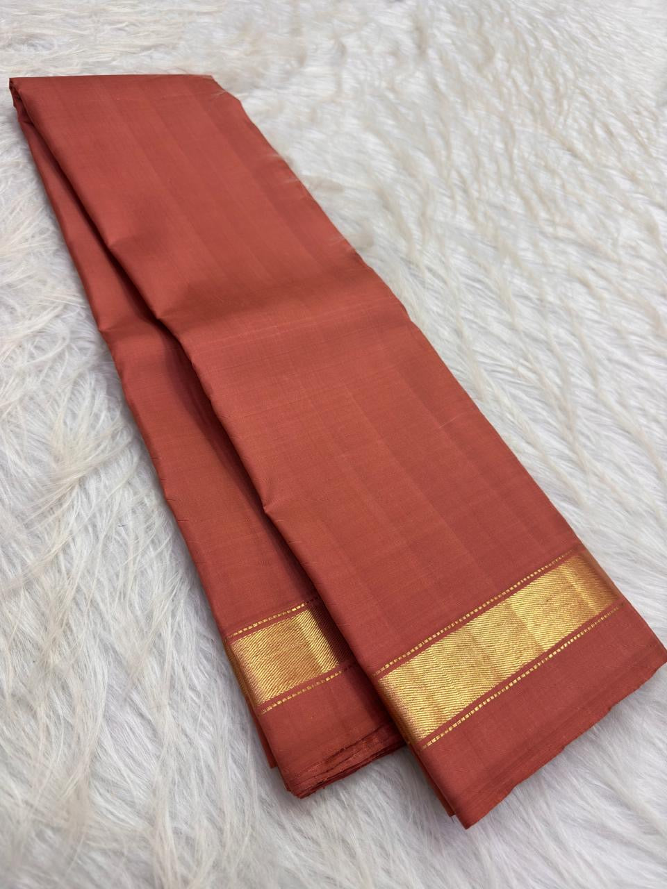 Terracotta Kanjipuram silk saree pallu with elongated gold zari bands, pallu view