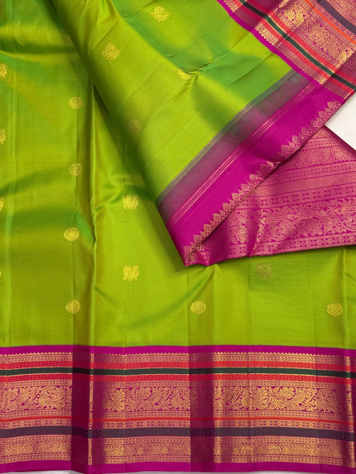 Handwoven Kanchipuram Varisaipet saree in Thulir Pachai Green with Magenta Pink with distinctive traditional silk colouring