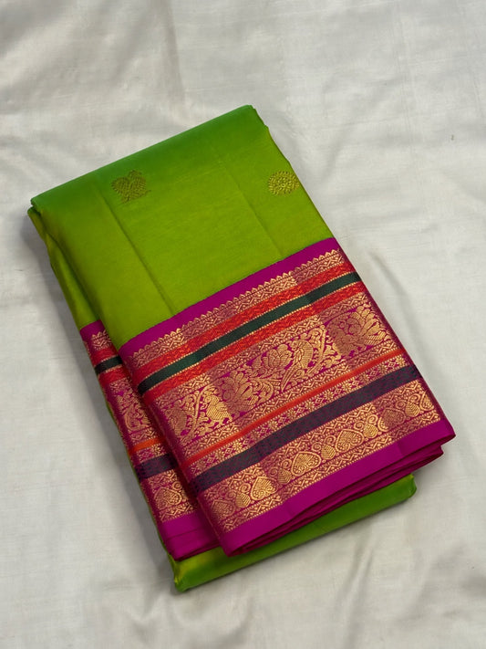 Magenta-pink Varisaipet pallu with diagonal gold zari stripes and stacked traditional ornamental border bands