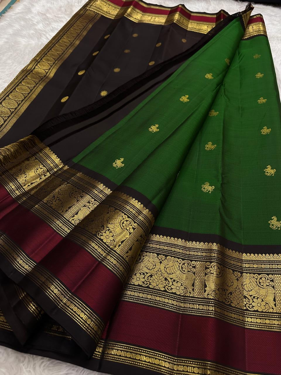 Deep Forest Green pure silk Kanjipuram saree, Butta weave with Deep Aubergine border — pallu detail
