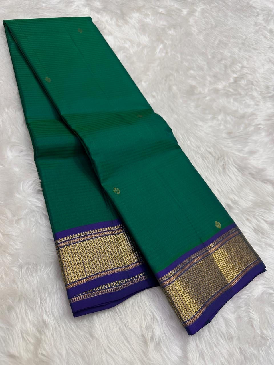 Emerald Green and Neelam Violet-Blue lightweight Kanchipuram silk saree, geometric gold zari border and patterned violet-blue pallu; body detail