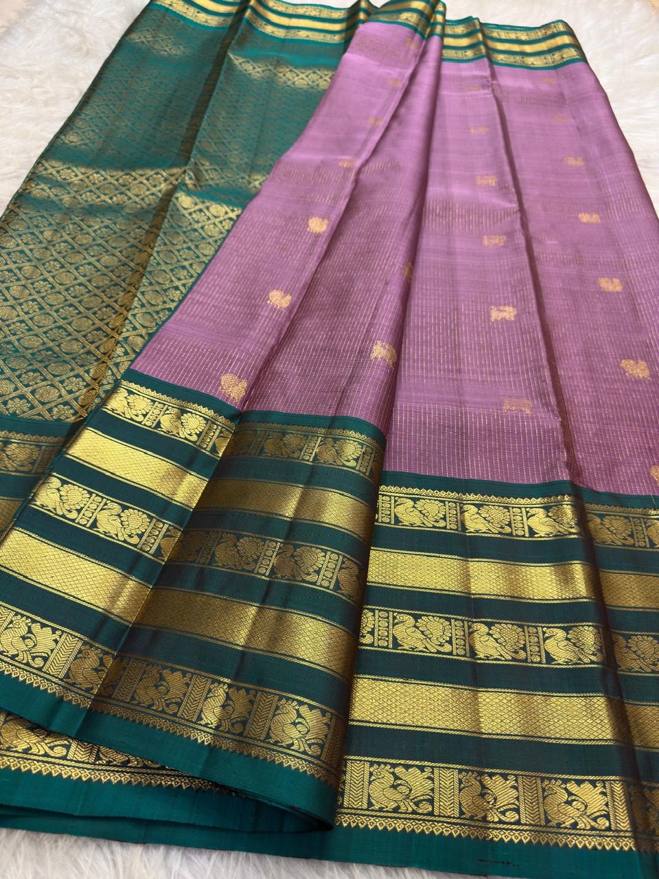 Grand teal green diamond-lattice gold zari pallu on a lavender Kanchipuram silk saree