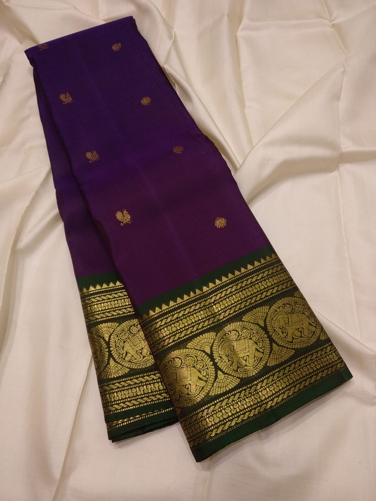 Close view of handwoven Sorgavasal Mayil border on Pure Silk Kanchipuram