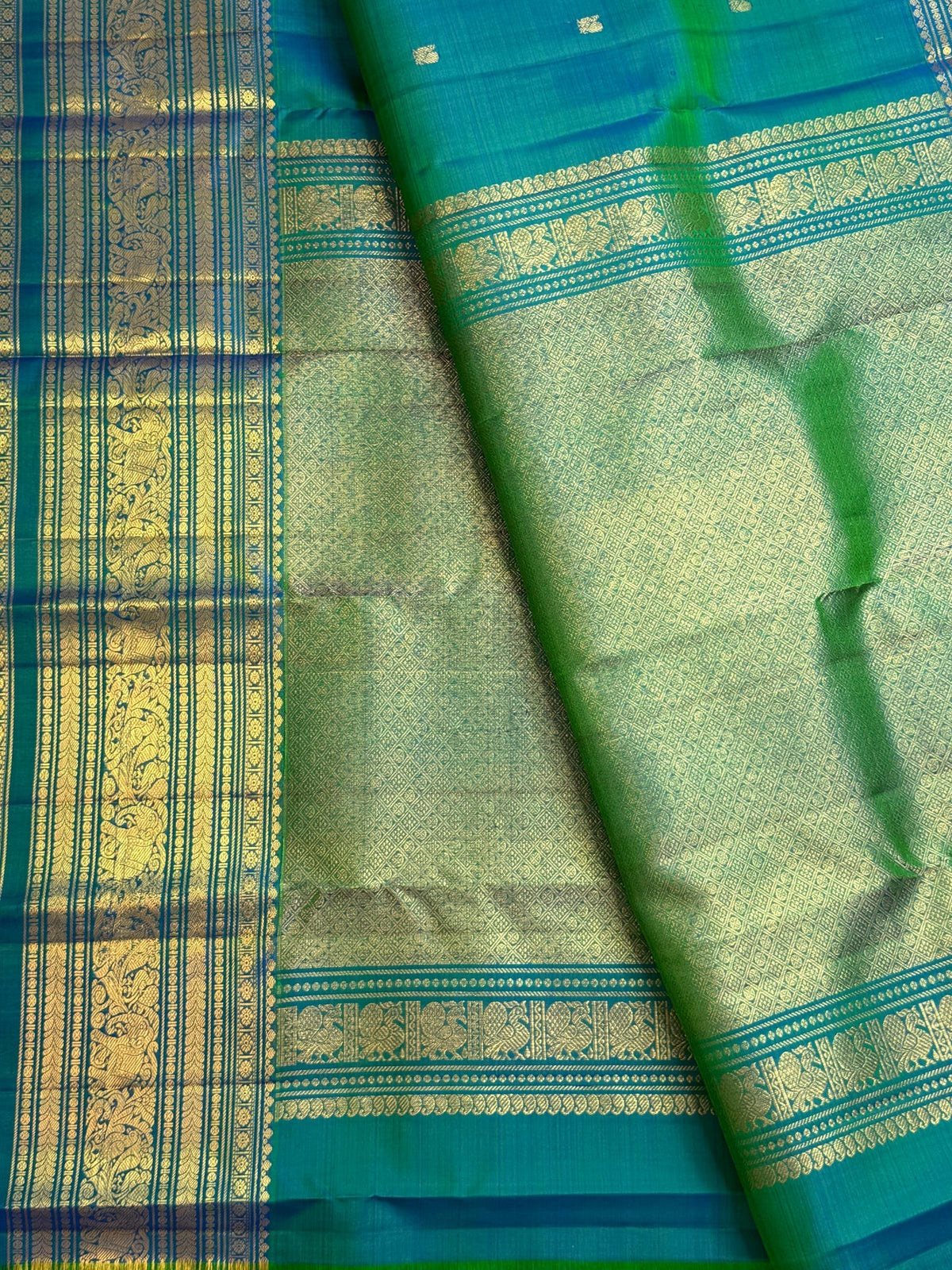 Iridescent peacock-neck blue and green pure silk Kanchipuram saree, mayil kazhuthu varisaipet kanjivaram; traditional Varisaipet weave.