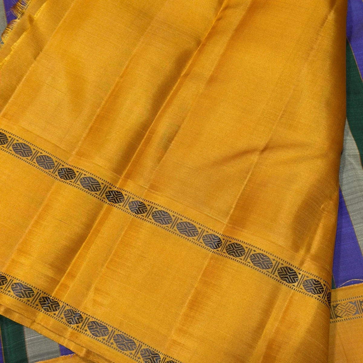 Traditional handwoven silk detail of the Lavender Green and Grey Handwoven Premium Zariless Korvai Kanjivaram Saree with Golden Mustard Rettapet Borders.