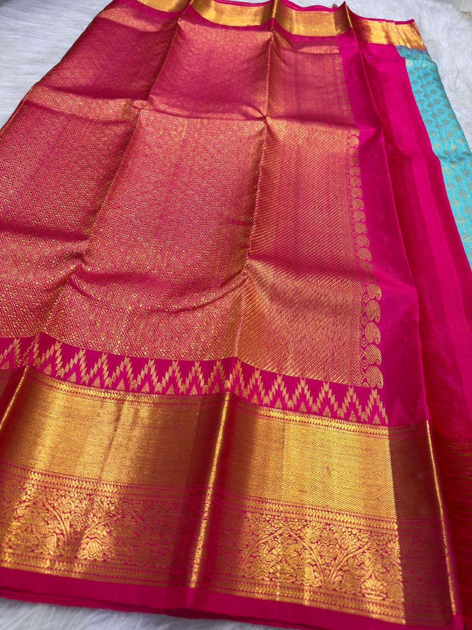 Thazampoo Reku border detail on the turquoise and pink saree.