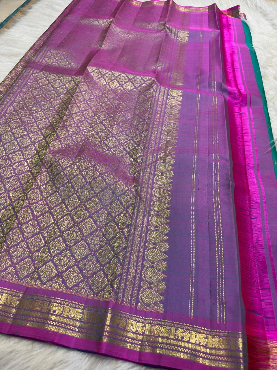 Aqua Turquoise and Rani Pink colour contrast on handwoven Kanchipuram silk saree.