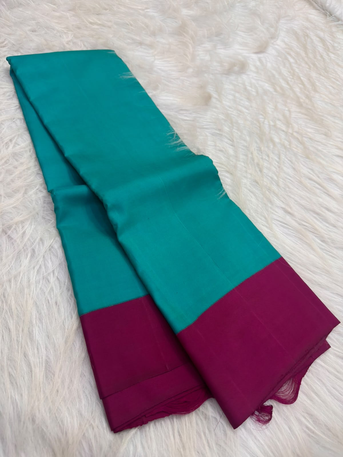 Vadamalli pink lightweight Kanjivaram silk saree with turquoise blue pallu, zari border detail
