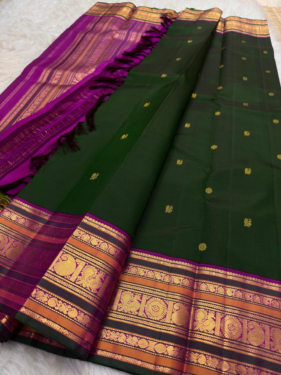 Full view of green pure silk Varisaipet saree with contrasting traditional border and decorative pallu