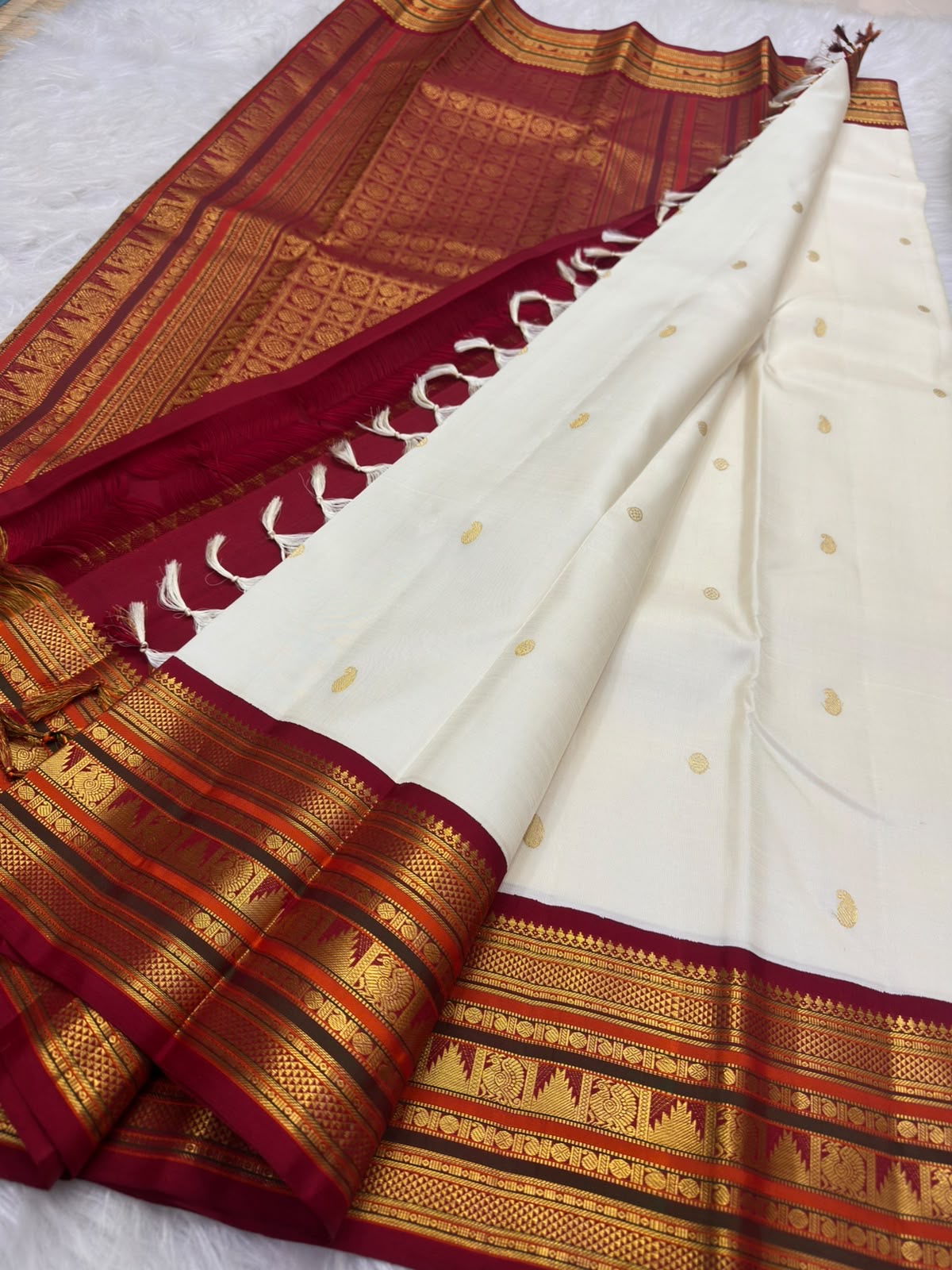 Silk-thread Veldhari lines detail, warm-ivory Kanchipuram Korvai saree