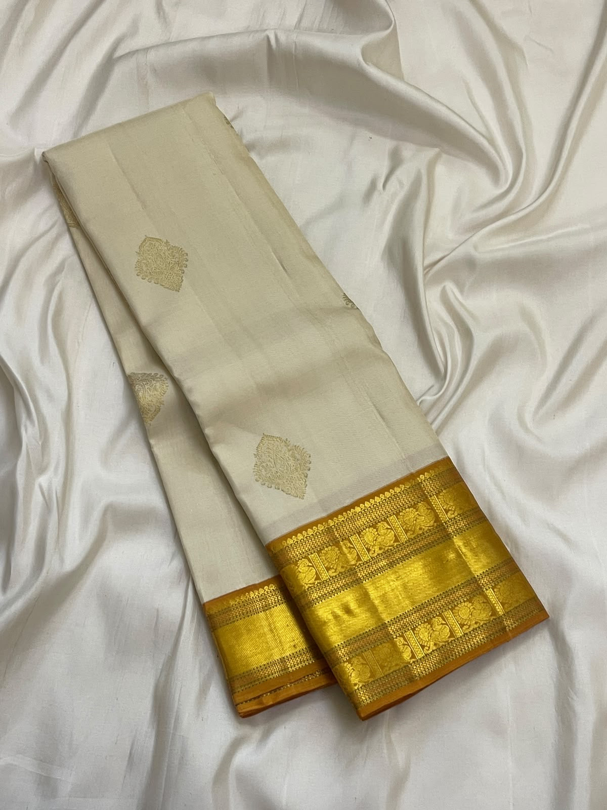 Venpattu Ivory Pure Silk Kanchipuram Butta Saree with Manjal Gold Pettu