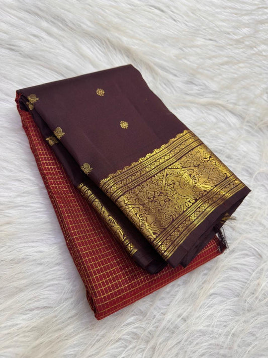 Vermilion red Kanjipuram saree – close-up of the dark maroon border