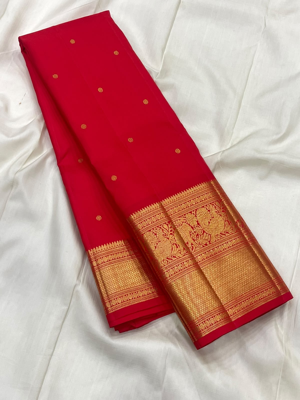Vermilion Red pure silk KanchiPattu Butta saree overview