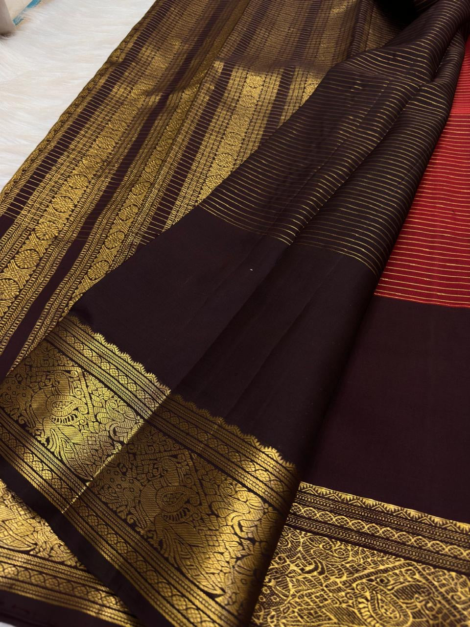 Vermilion red handwoven pure silk Kanjivaram saree – silk body view