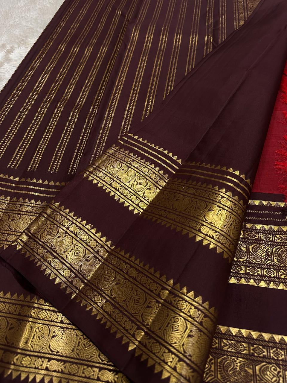 Deep maroon Rettapet border with geometric zari weave close-up