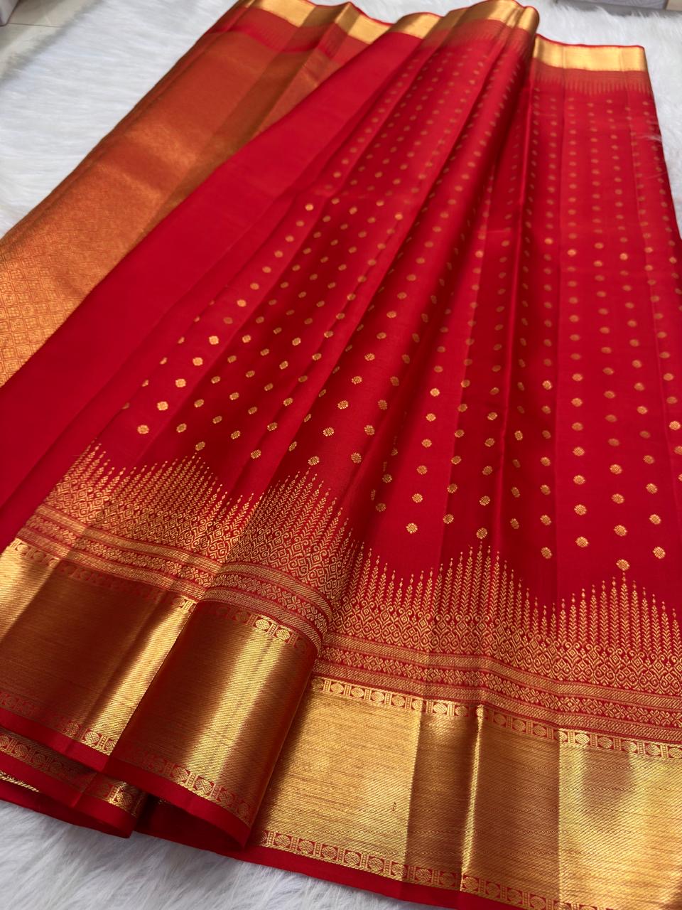 Vermilion Red Kanjivaram silk saree with grand diamond-lattice zari pallu