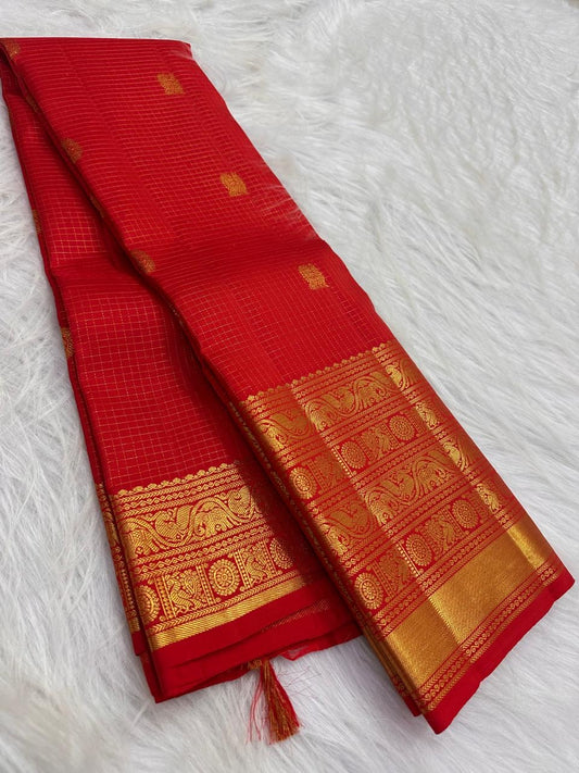 Vermilion Red pure silk Kanchi Pattu saree, Varisaipet weave with Grand Antique Gold Zari border — body weave close-up