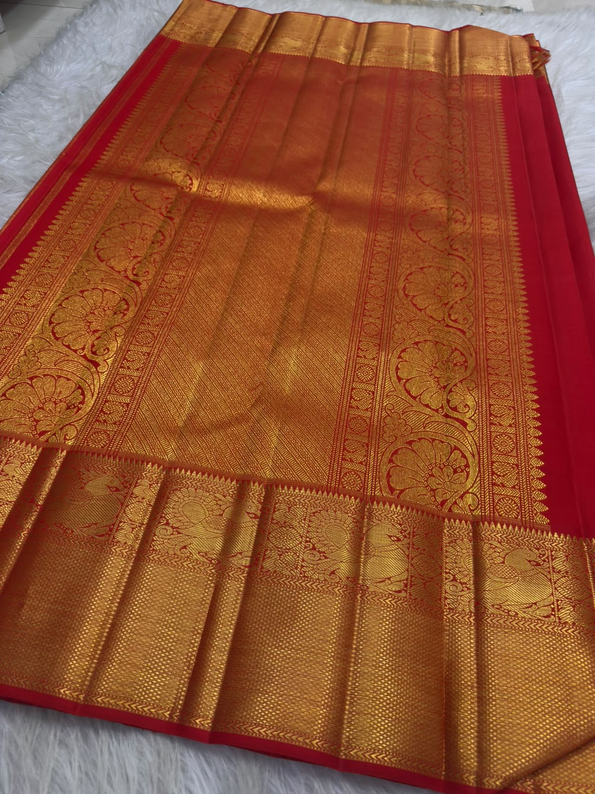 Vermillion red pure silk Kanchipuram Butta saree, view 3