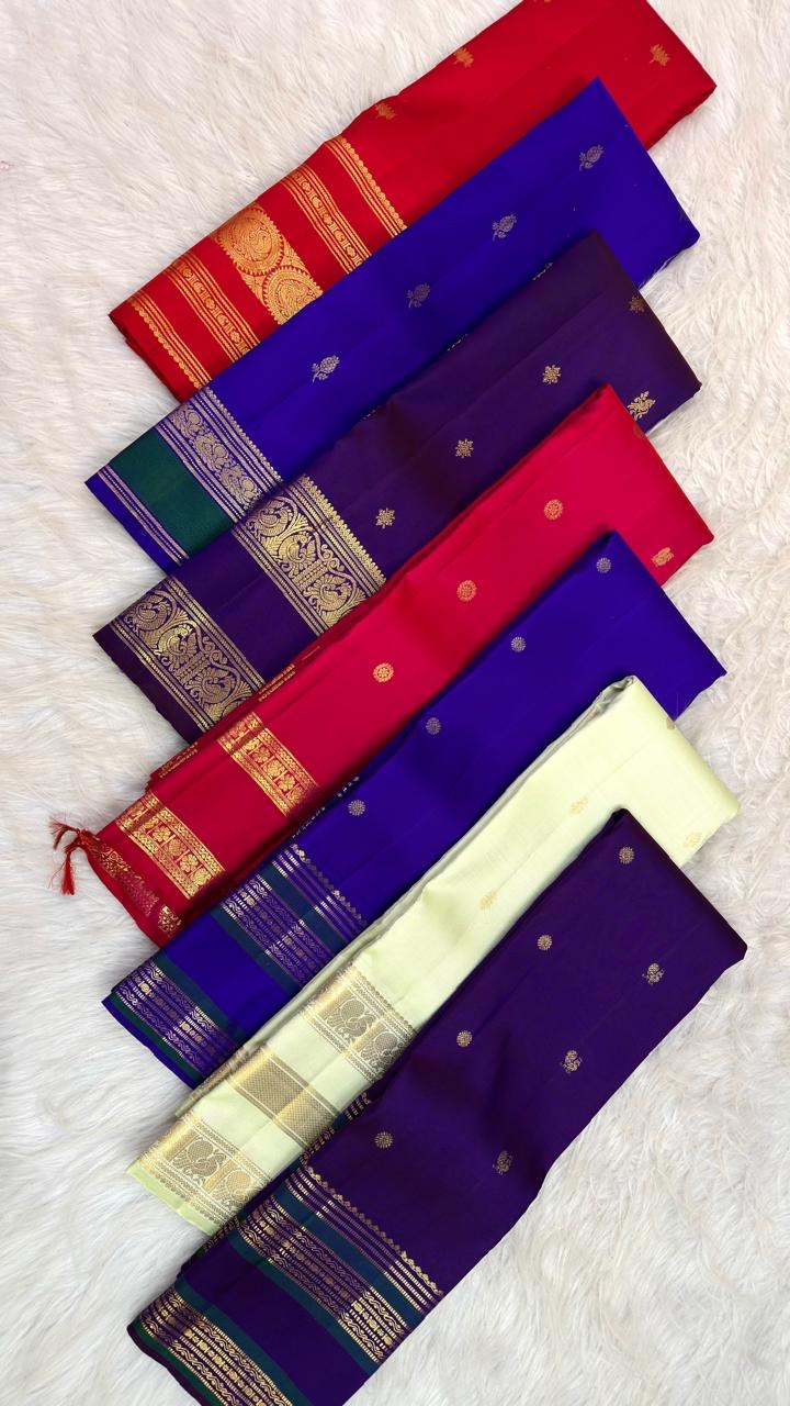 Vivid Neelam Blue and Emerald Green pure silk Kanchipuram Varisaipet saree, ornate seer pallu unfolded.