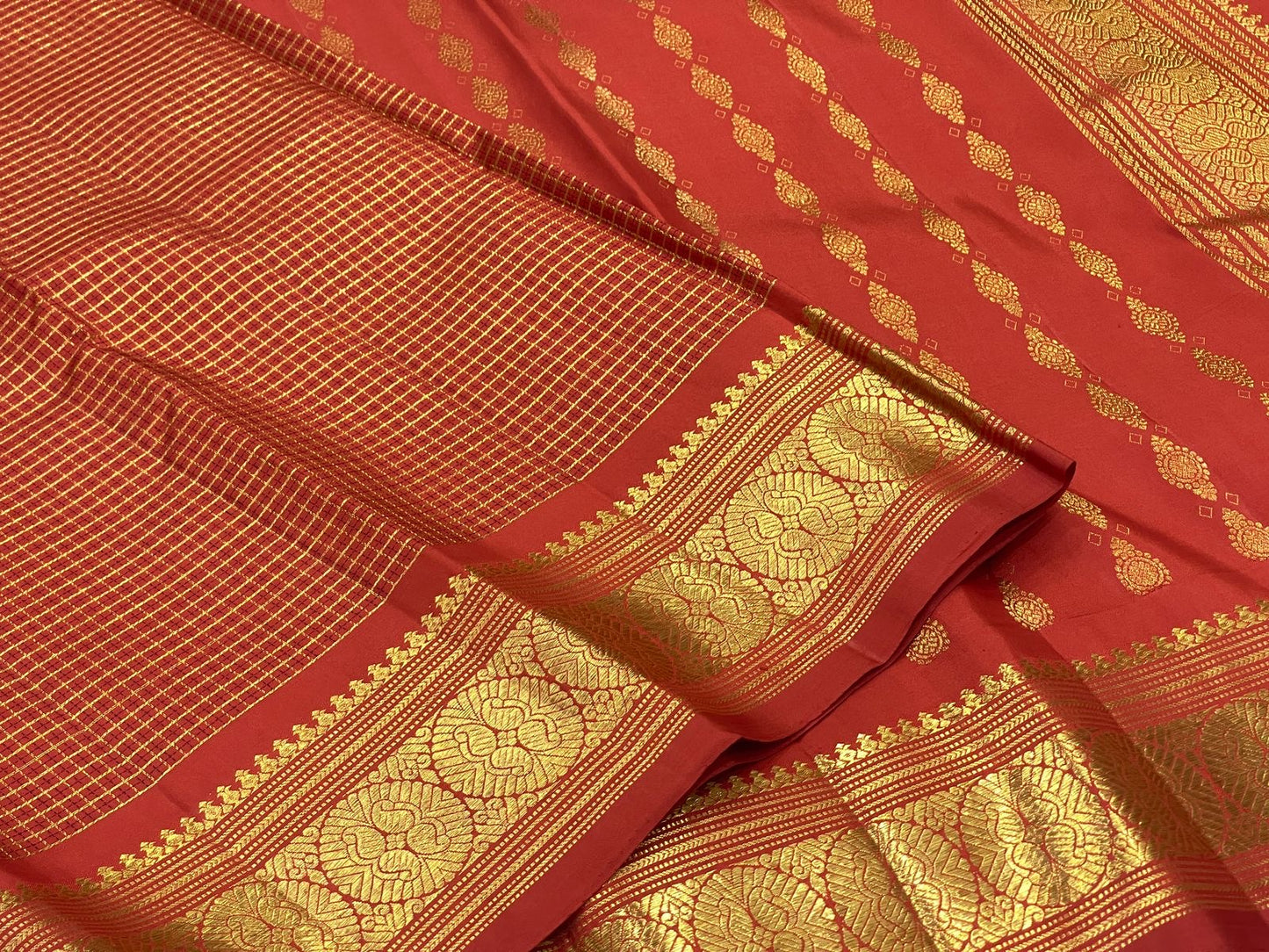 Vermilion Red pure silk Kanchi Pattu Zari Kattam saree with Vintage 2gm Purity Zari.