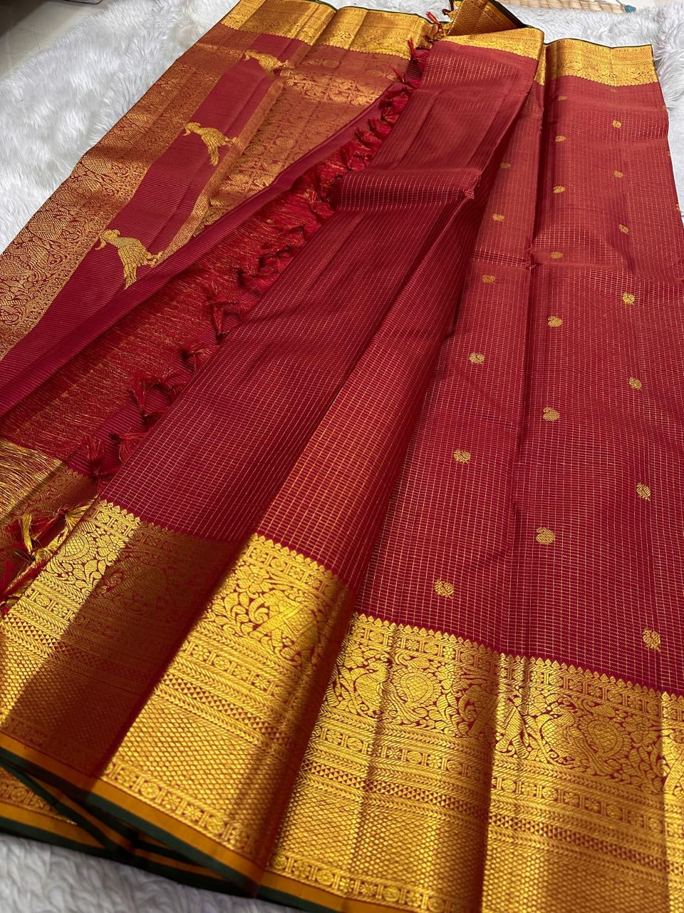 Vintage maroon Kanjeevaram pure silk saree, close view of the kili motif pallu.