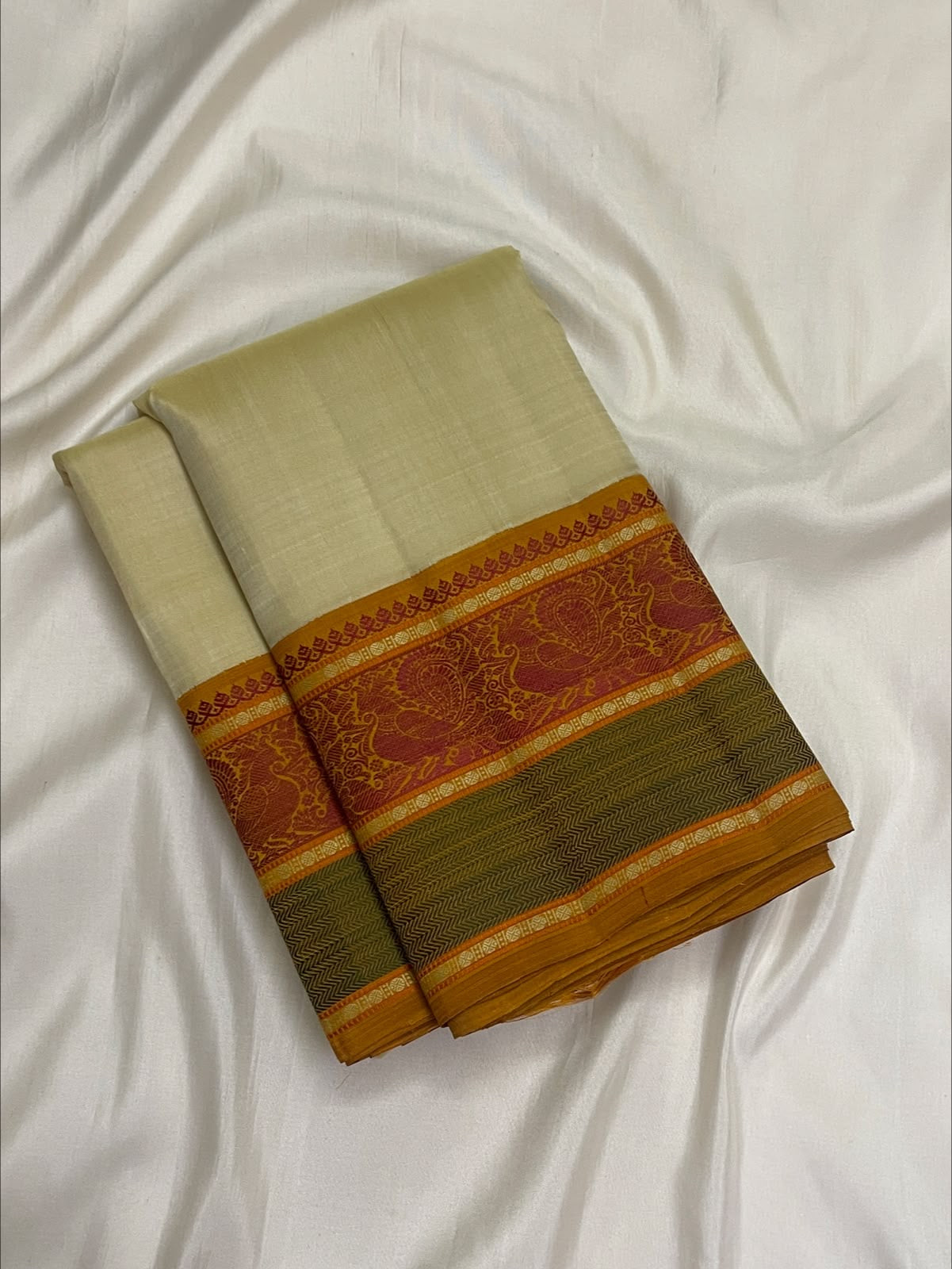 Warm ivory Kanchipuram silk saree, Pattupet weave close-up