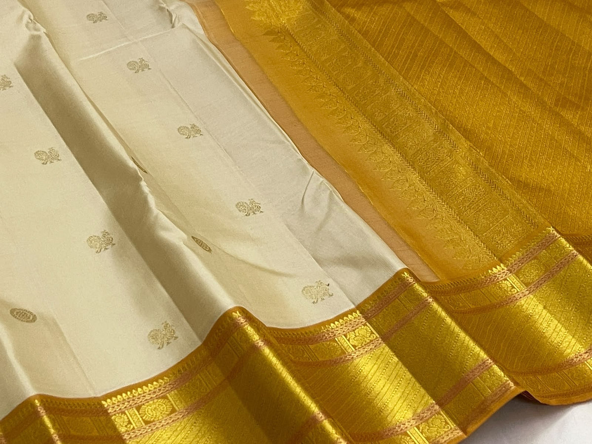 Warm Ivory Handwoven Pure Silk Kanchipuram Saree with Bavanji Border and Mayil Chakram, body and border detail