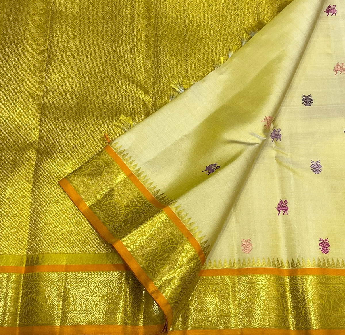 Pillayar Reku border detail on Warm Ivory Kanjipuram silk saree - Idam Living