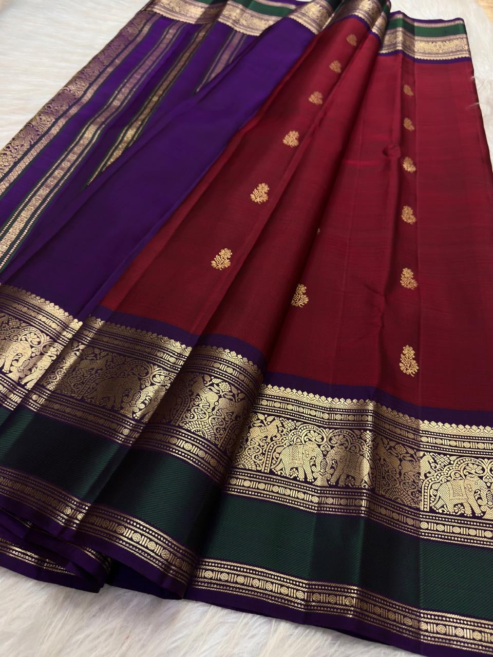 Yaanai motifs in arched gold-zari registers along the Kanchipuram border.
