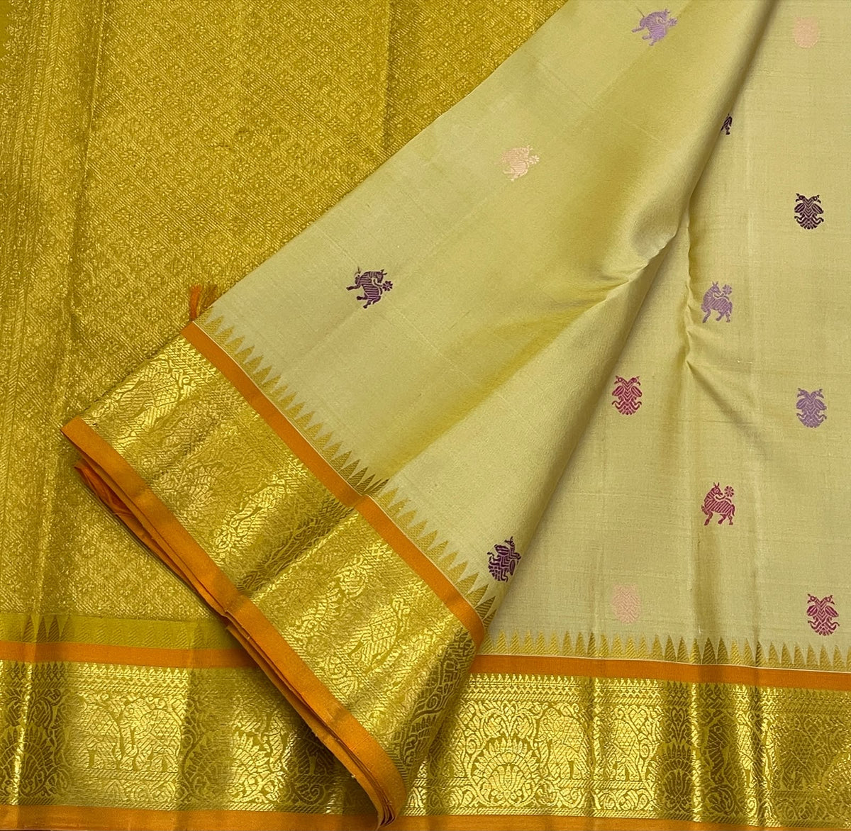 Yazhi Butta motif on ivory Kanchipuram pure silk saree