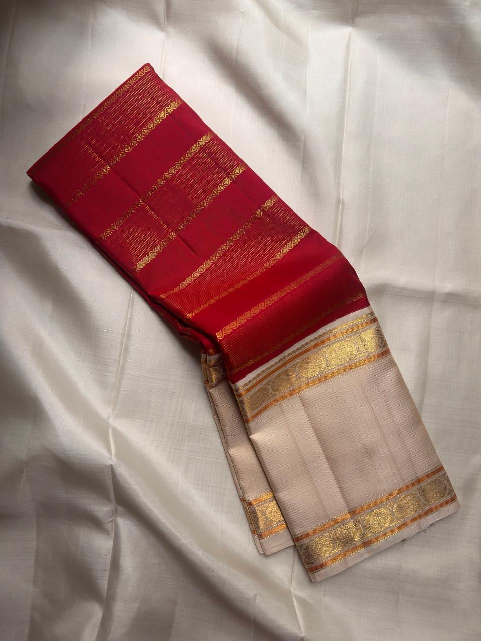 Arakku red Rettapet Kanchipuram silk saree, close-up of horizontal Veldhari zari bands on deep maroon silk