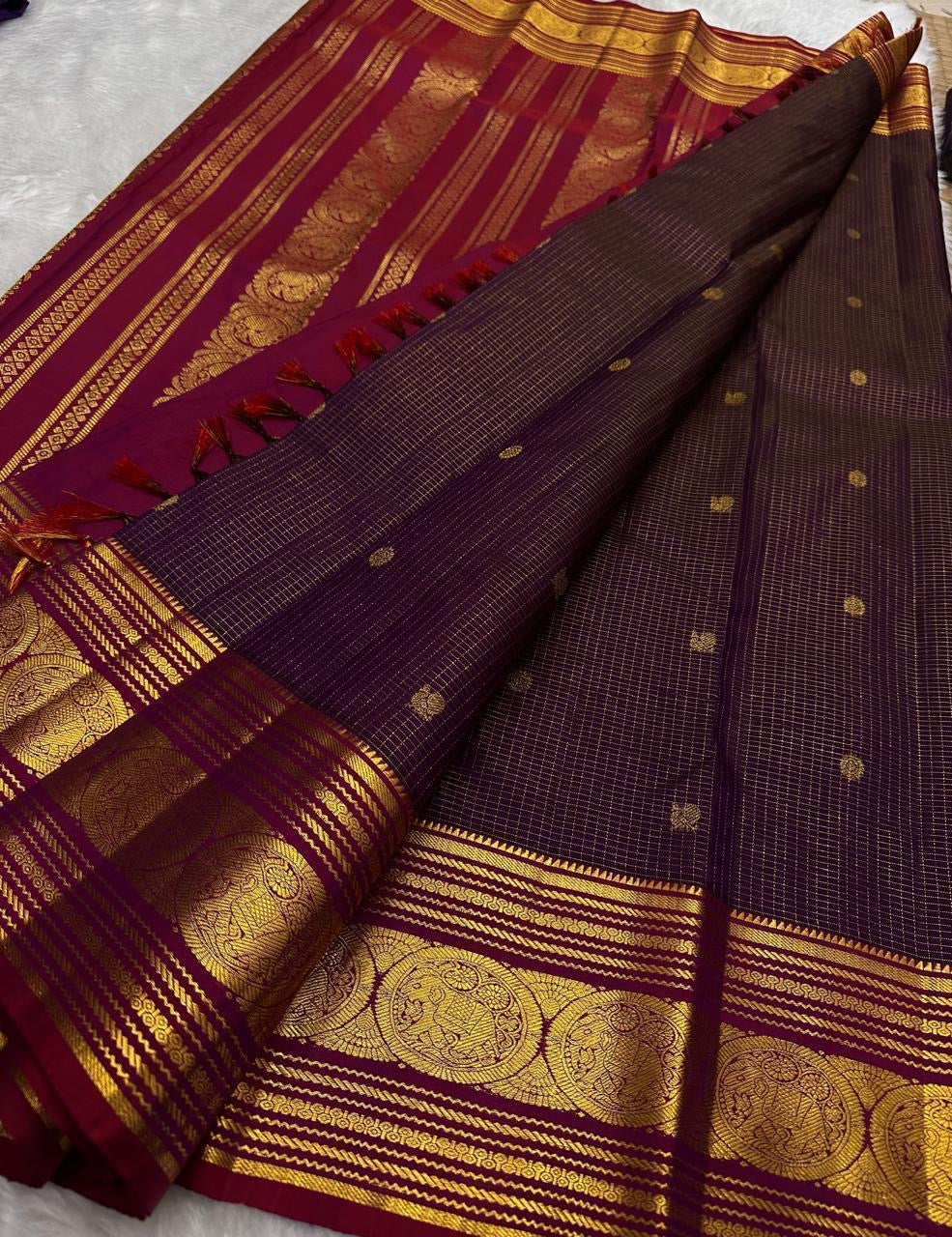 red border detail of plum purple Kanchipuram silk saree
